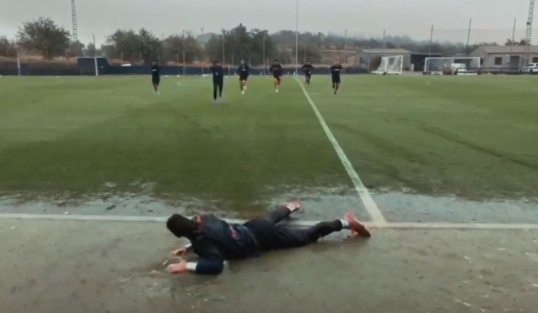 Los jugadores del Levante, a piscinazos en el entrenamiento