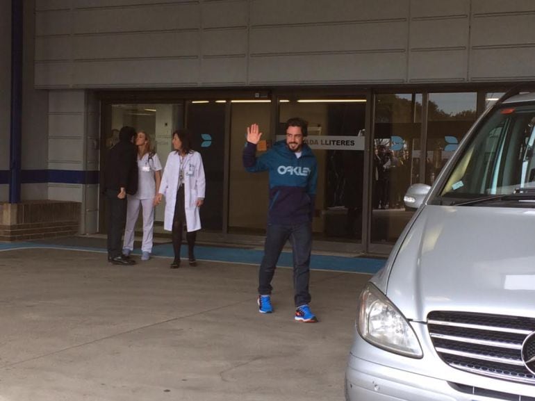 Alonso abandona el Hospital General de Catalunya donde ha estado ingresado tres días