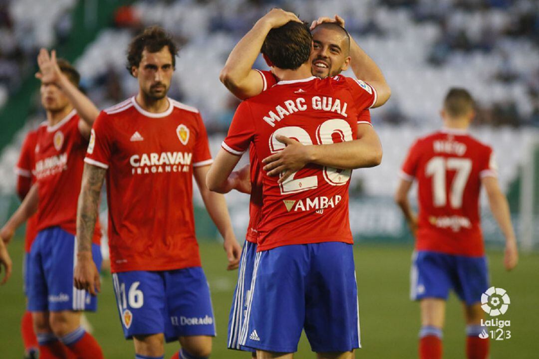 Marc Gual celebra con Verdasca uno de sus tres goles 