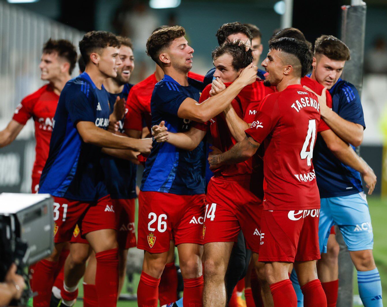 Francho es felicitado por sus compañeros, tras marcar el gol del triunfo del Real Zaragoza en Cartagena