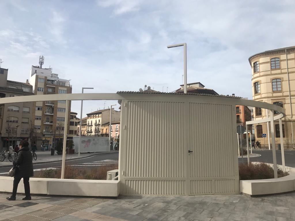 Quiosco nuevo, en el paseo Ramón y Cajal, todavía cerrado