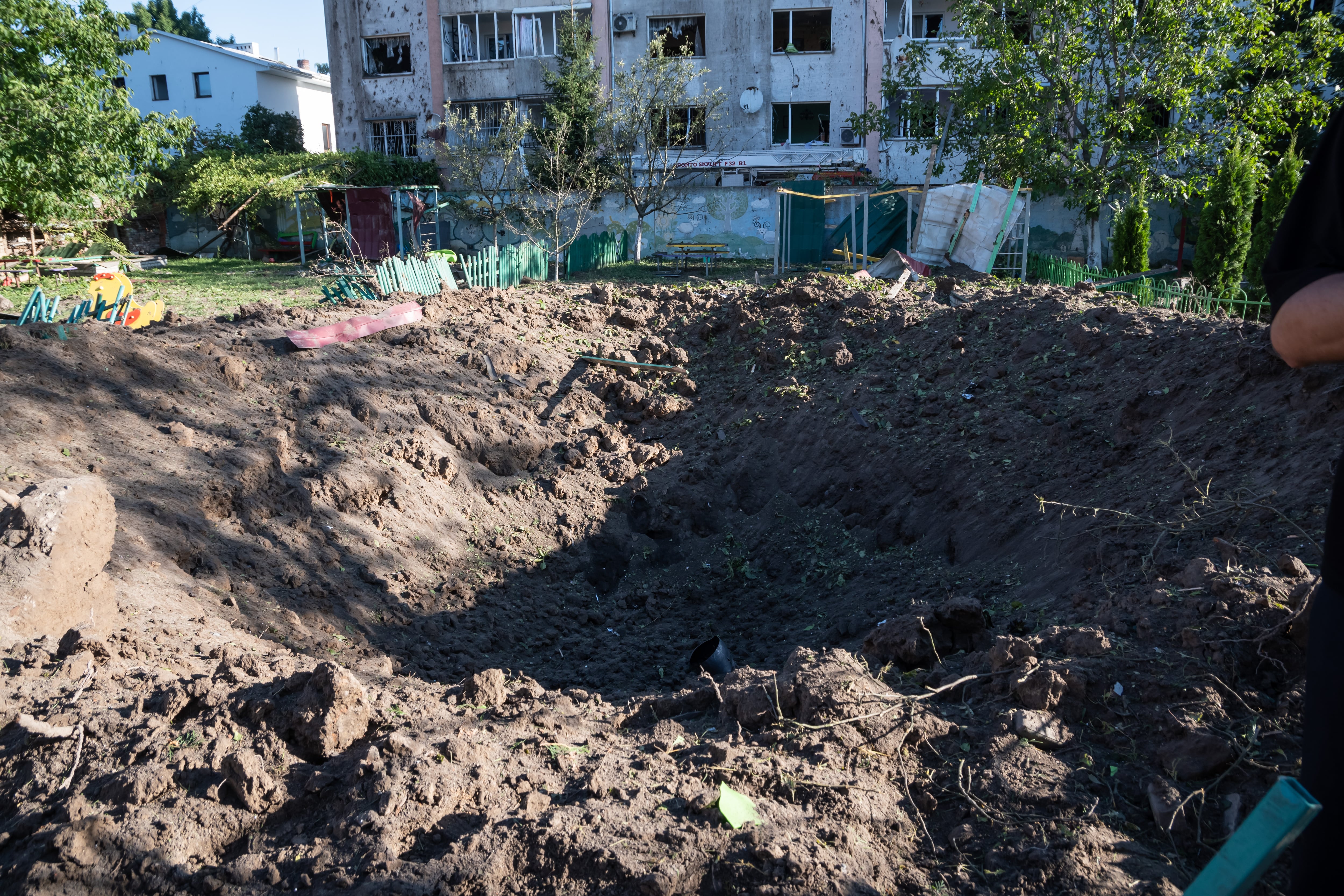 Cráter que ha dejado el impacto de uno de los proyectiles lanzados por Rusia el 15 de agosto contra la ciudad de Lviv, al oeste de Ucrania