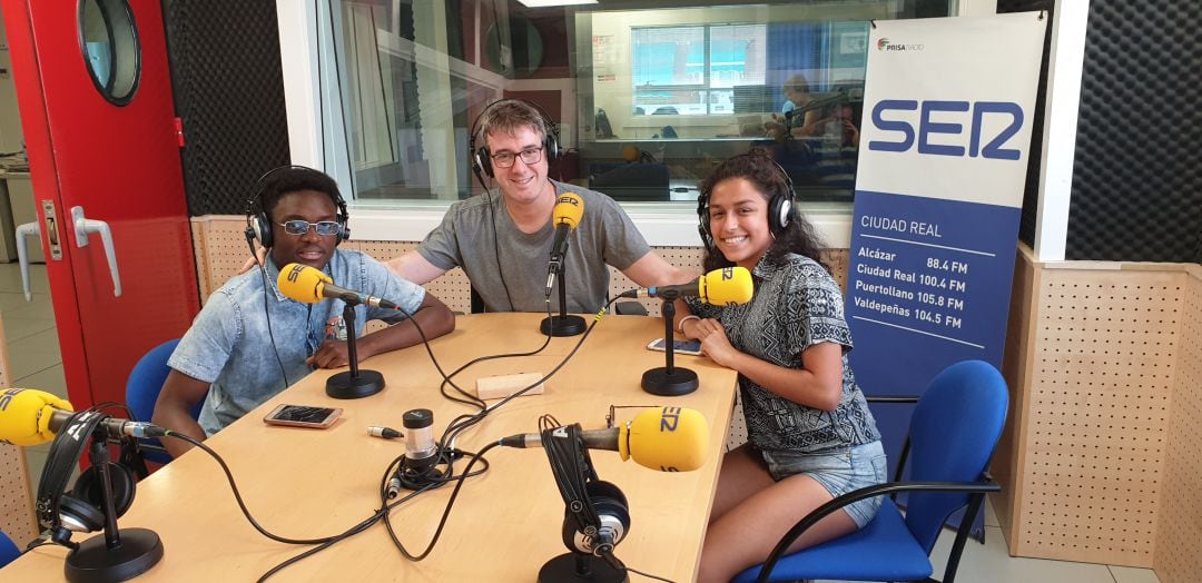 El profesor Miguel Ángel Maroto con Marina y Juan, dos de los alumnos que han participado en el proyecto