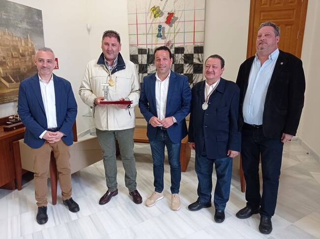 El Ayuntamiento de Linares entrega la "Cabria de Plata" a la Hermandad del Rocío