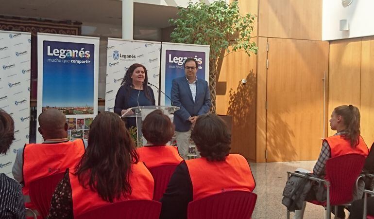 El alcalde de Leganés junto a la edil de Servicios Sociales