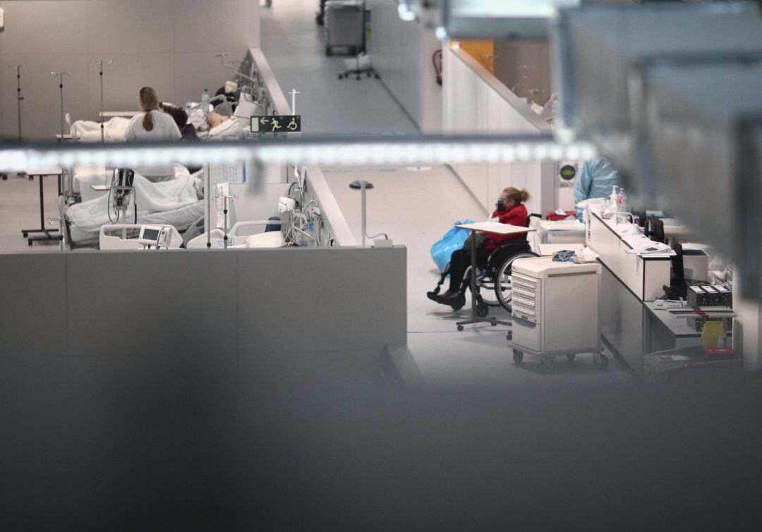 Varios pacientes en el interior de las instalaciones del Hospital Enfermera Isabel Zendal, en Madrid