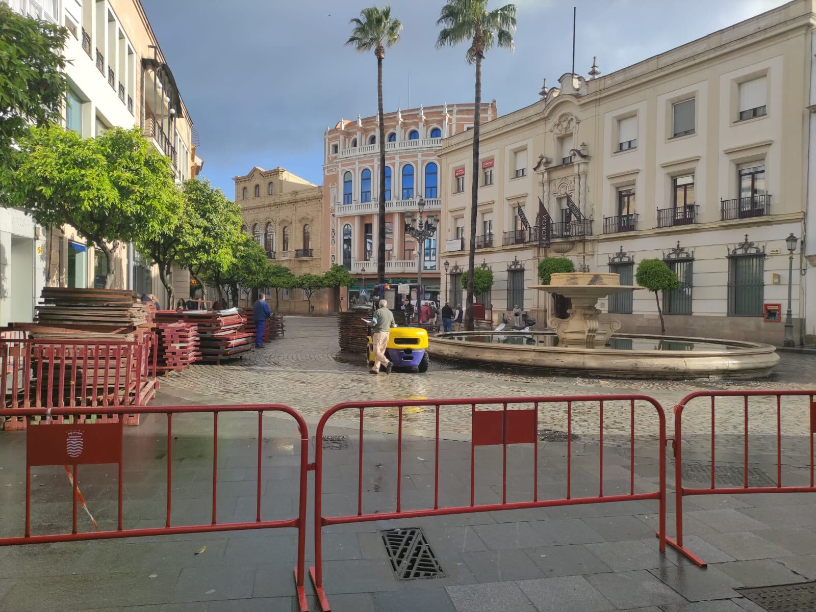 El montaje de los palcos en la rotonda de los Casinos