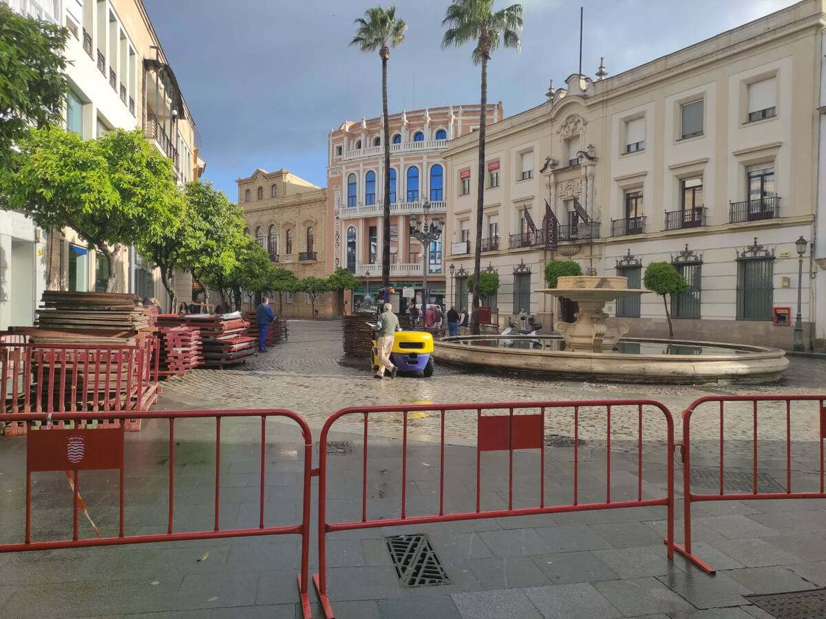 Corte de tráfico en la calle Larga por la instalación de los palcos de Semana Santa