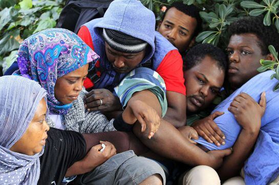 Un grupo de inmigrantes se apiñan juntos durante la operación llevada a cabo en la frontera entre Italia y Francia.