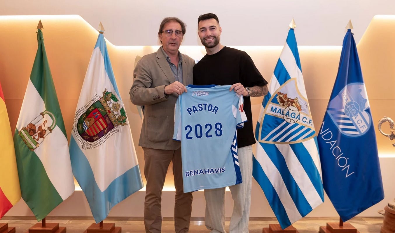 Álex Pastor posa junto al director deportivo del Málaga tras firmar su renovación