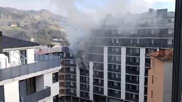 Tres personas hospitalizadas tras el incendio en una vivienda de Eibar: “Había dos mujeres atrapadas en el balcón, han sido momentos de angustia”