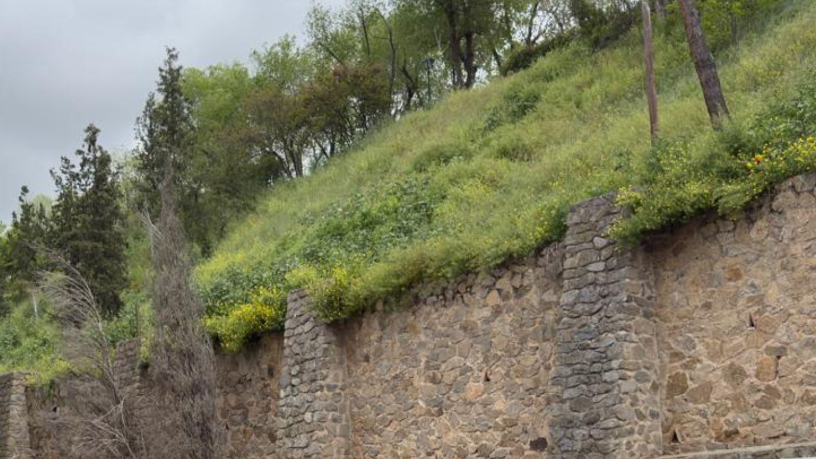 Terraplén del parque de la Vega, en donde se proyecta un aparcamiento con hasta 700 plazas de aparcamiento