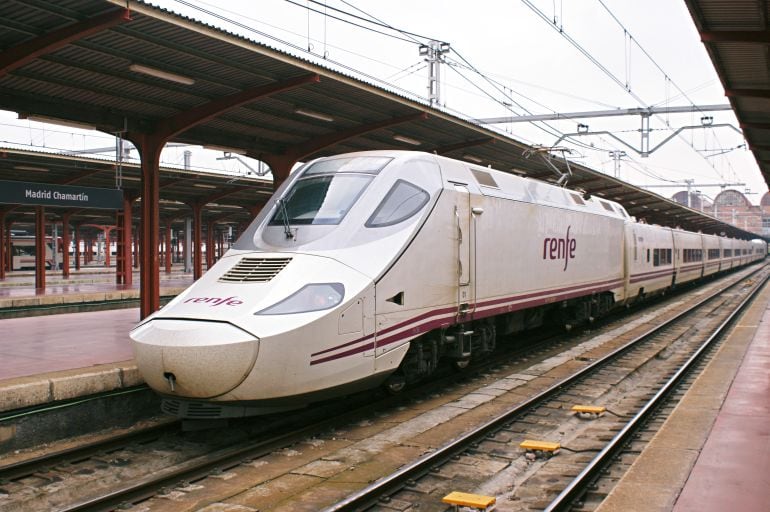 Tren Alvia a la entrada de una estación 