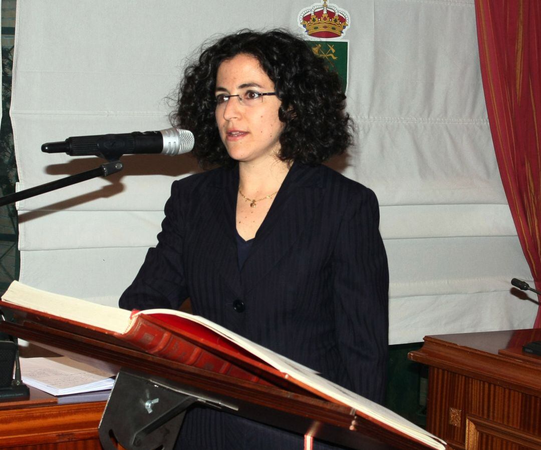 María Vela, tomando posesión de su acta de concejal