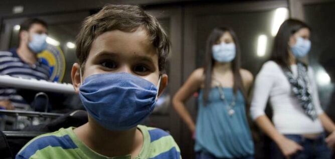 Varias personas con mascarilla en una sala de hospital