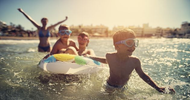 La clave es meterse poco a poco en el agua si hay diferencia de temperatura elevada para evitar la hidrocución.