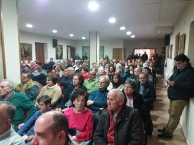 El público asistente abarrotaba el salon deactos del Centro Parroquial