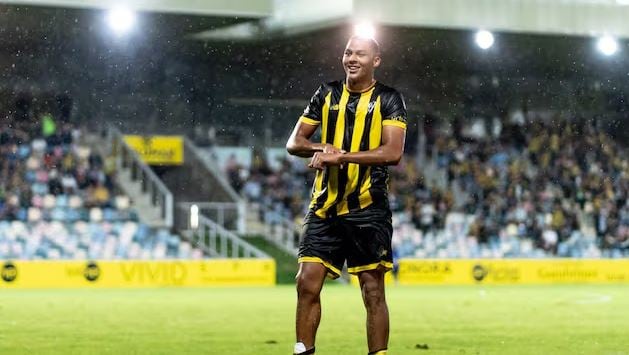 Maroan Sannadi celebra un gol con la camiseta del Barakaldo.