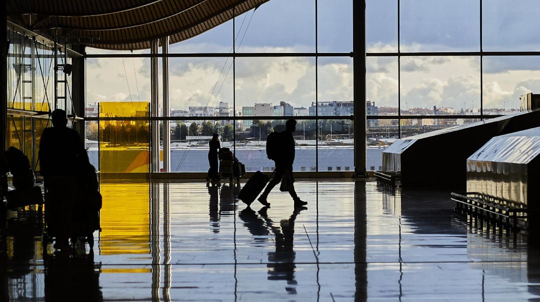 Un pasajero camina por la terminal T4 del Aeropuerto Adolfo Suárez Madrid-Barajas.