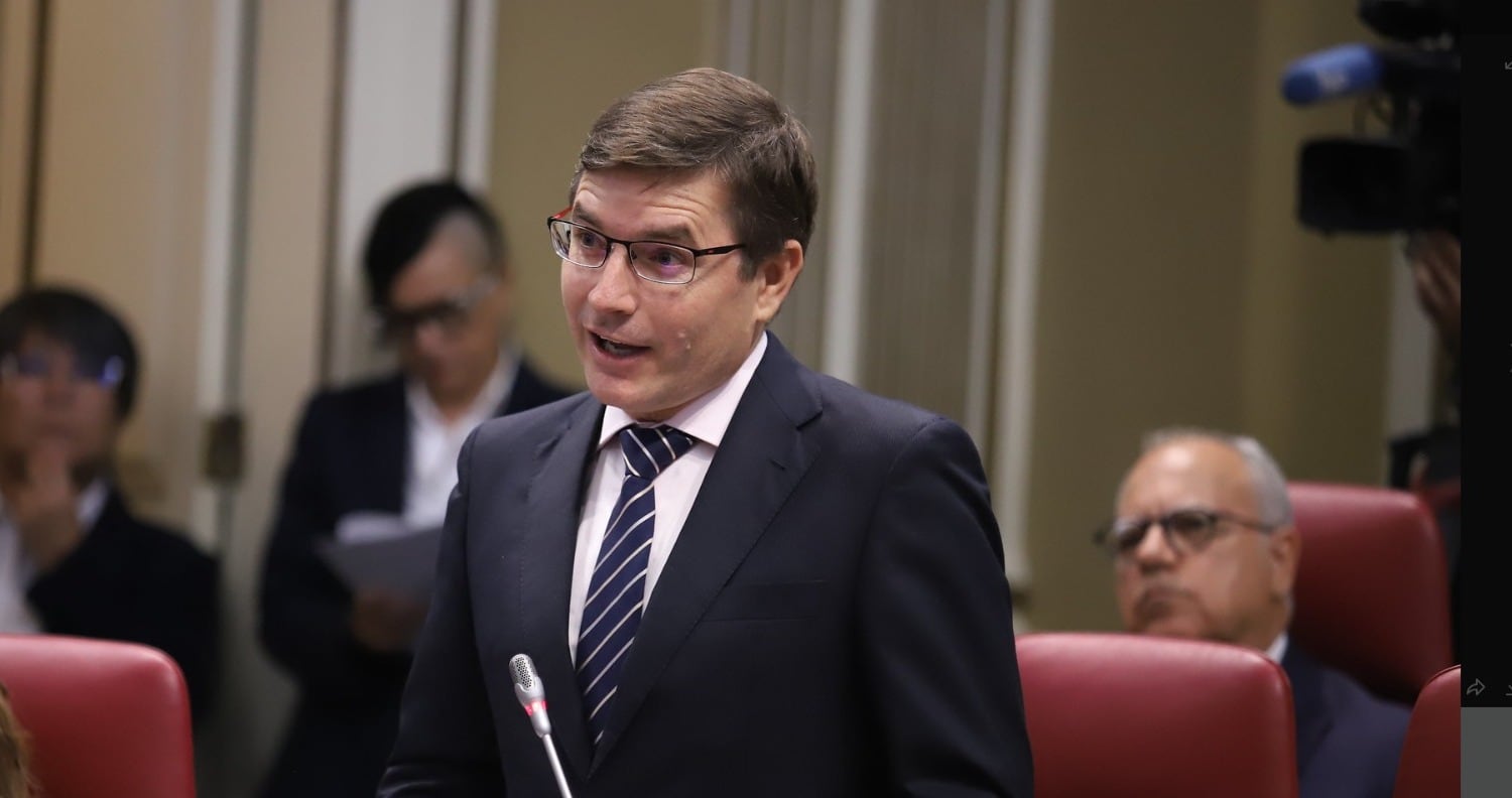 El portavoz del Grupo Parlamentario Vox, Nicasio Galván, durante un pleno en el Parlamento de Canarias.