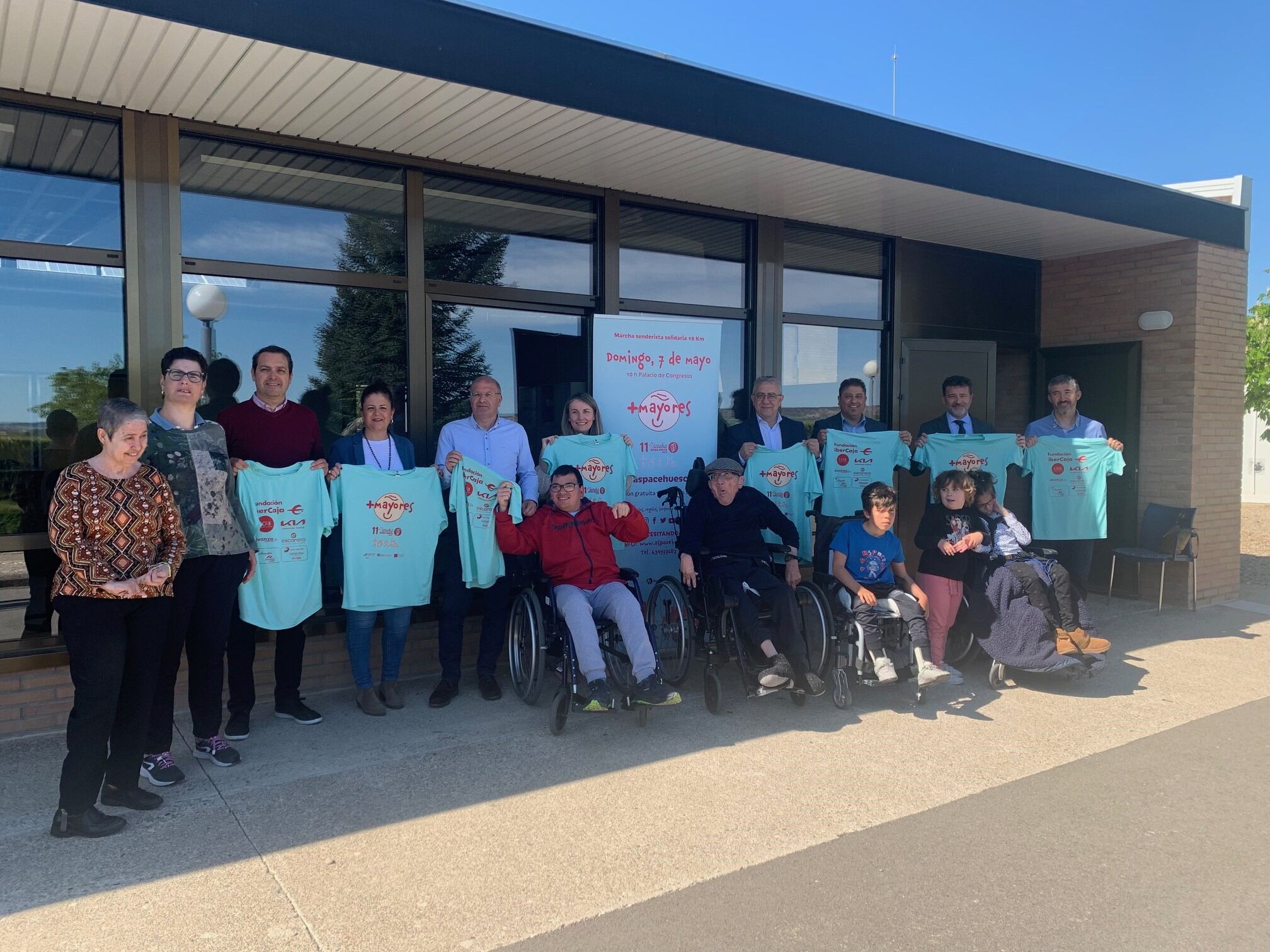 Patrocinadores de la Marcha Aspace, mostrando la camiseta azul