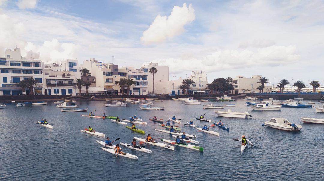 Piragüistas en el Charco de San Ginés de Arrecife.