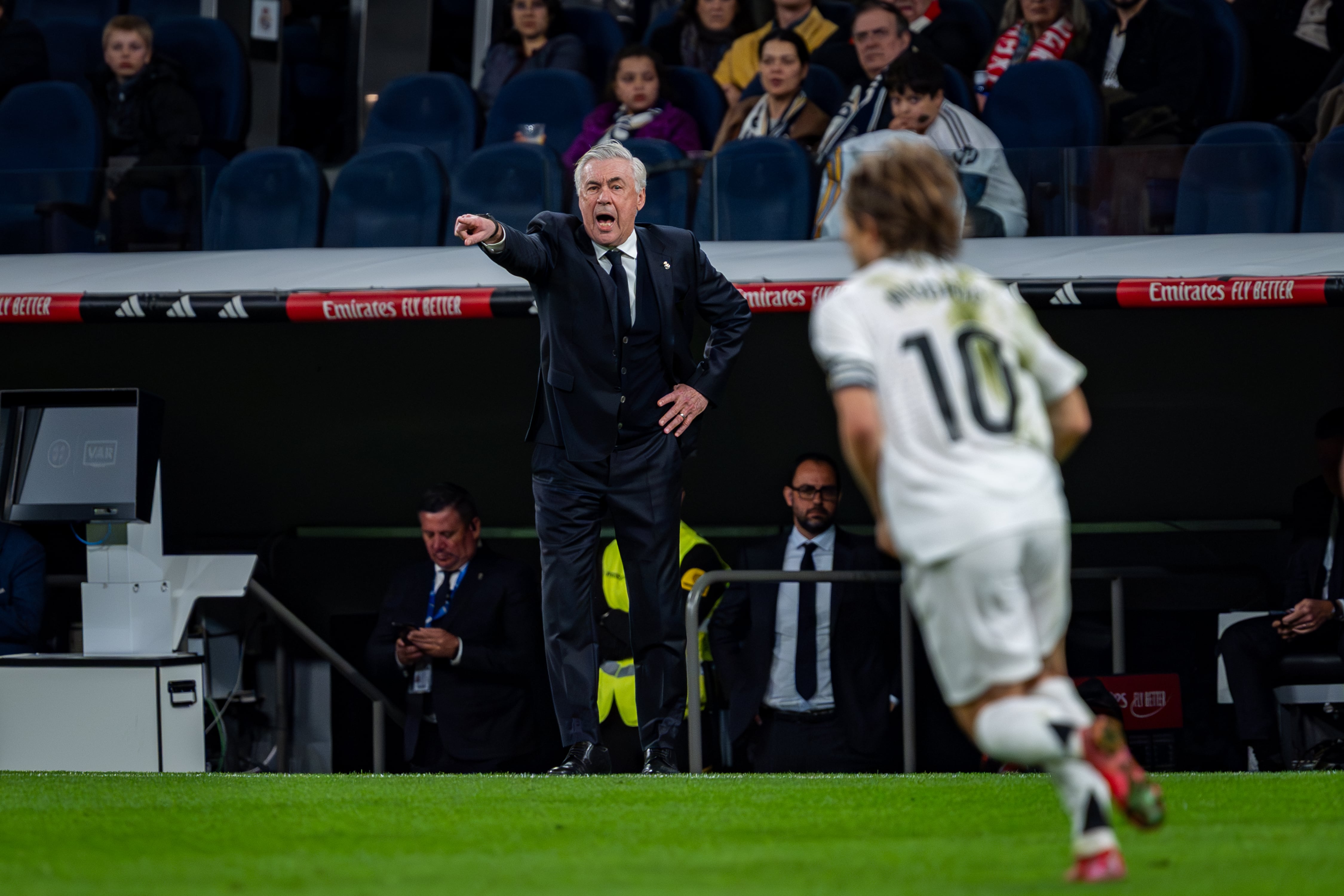 Carlo Ancelotti, entrenador del Real Madrid, da indicaciones en el Santiago Bernabéu