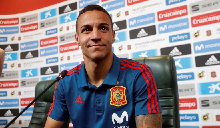 El delantero Hispano-brasileño Rodrigo Moreno, esta mañana durante la rueda de prensa en las instalaciones del club de fútbol de la ciudad de Kranosdar, donde el combinado nacional prepara su partido ante Portugal correspondiente a la primera fase del mundial de Rusia 2018, Grupo B, que ambos equipos disputarán el viernes 15 de junio en el Estadio Fisht de Sochi. 