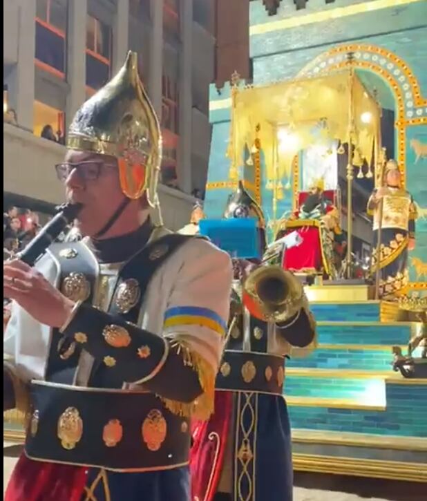 El Paso Blanco de Lorca muestra su apoyo a Ucrania al ritmo del &#039;Va, pensiero&#039; durante su procesión