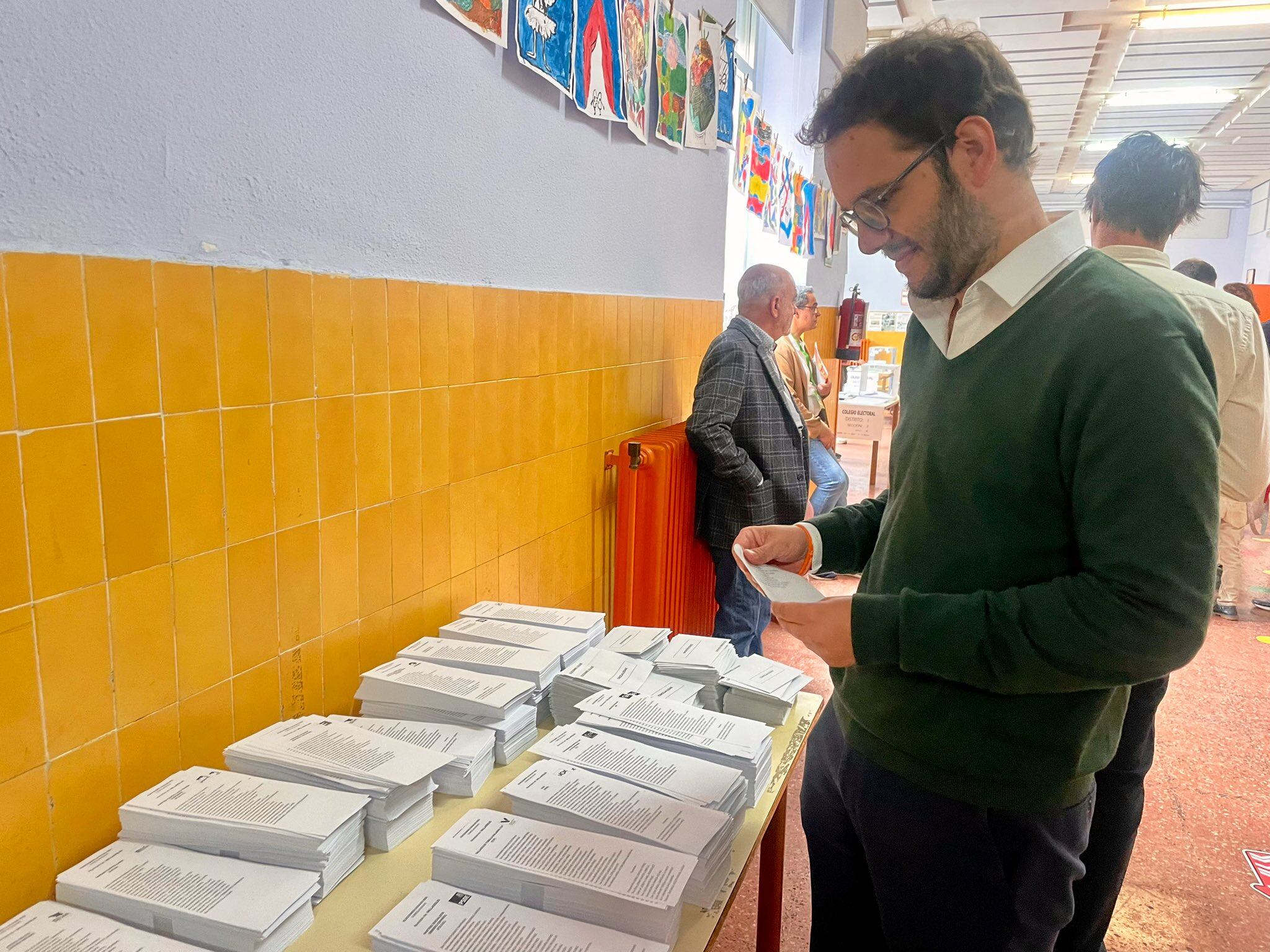 El candidato de Ciudadanos, Pablo Vicente, vota en su colegio electoral