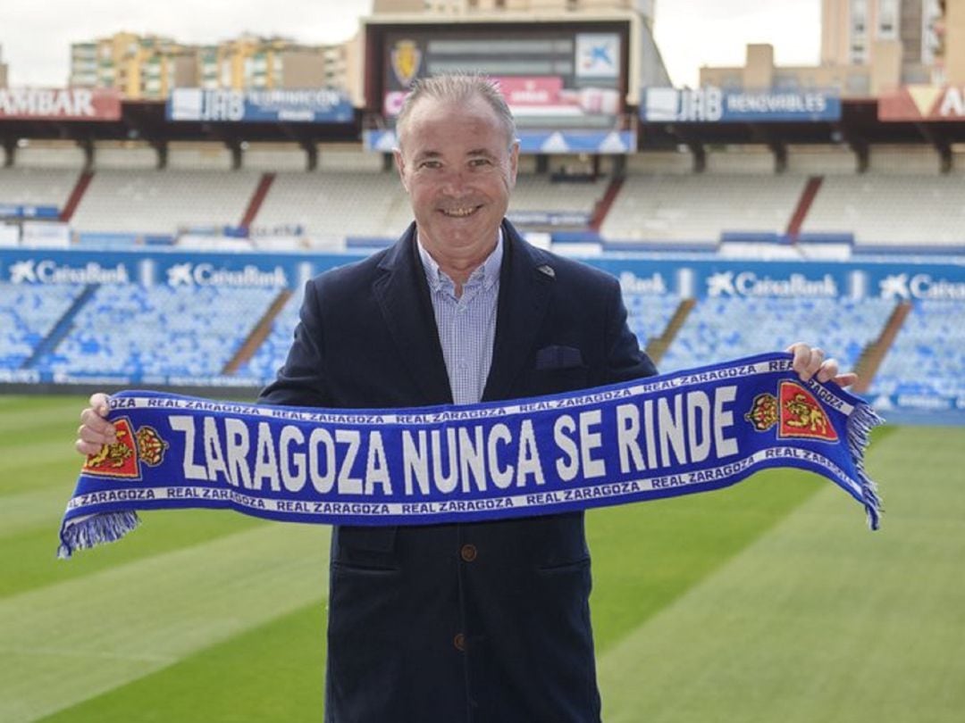 Juan Ignacio Martínez posa con la bufanda del Real Zaragoza antes de su presentación