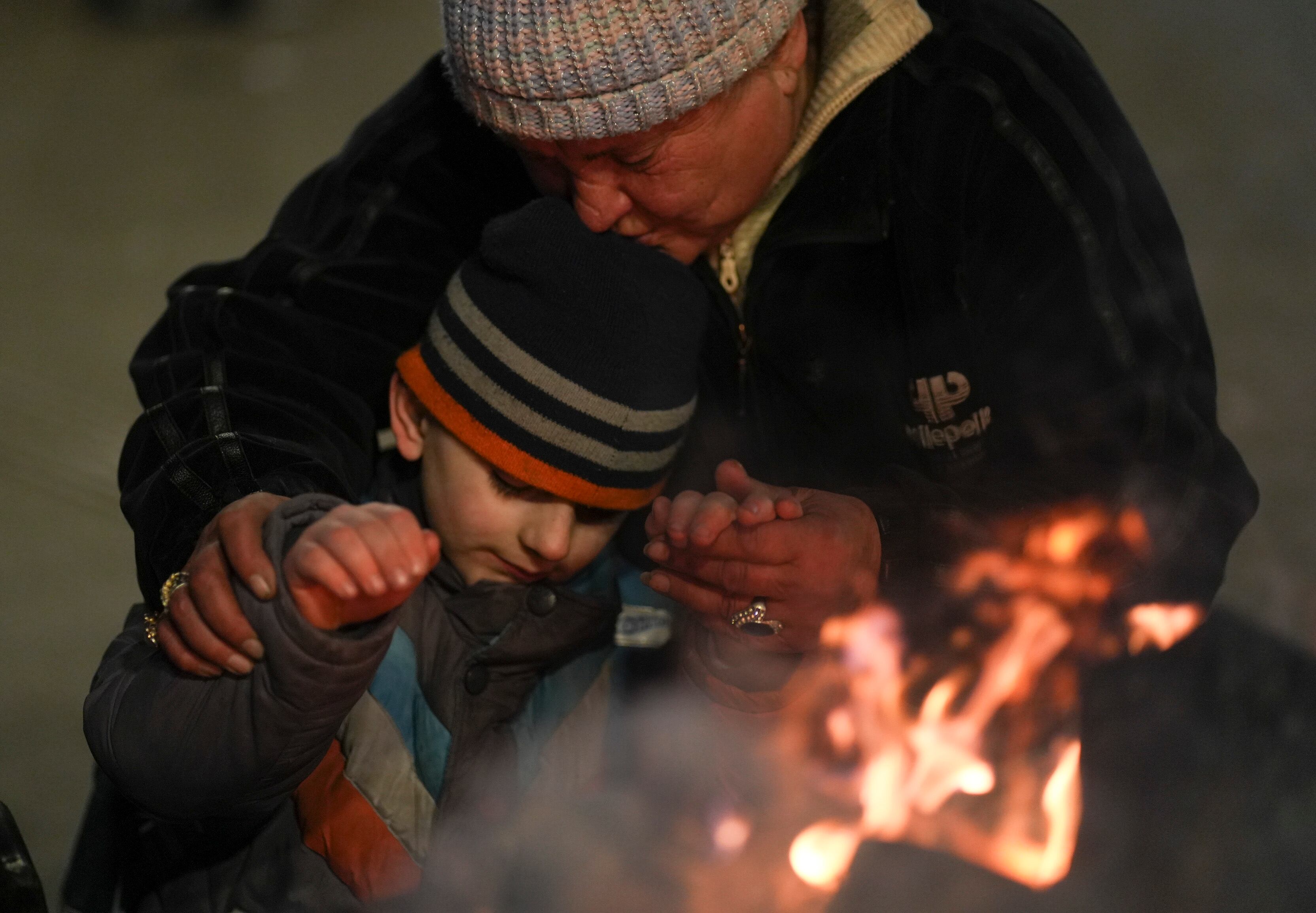 GRAF582. LEÓPOLIS (UCRANIA), 04/03/2022.- Ciudadanos ucranianos esperan para abandonar el país vía terrestre en la estación de autobuses de Leópolis, Ucrania, este viernes. Más de 1,2 millones de refugiados en nueve días. Unos 134.000 de media cada 24 horas. La invasión rusa de Ucrania ha provocado un éxodo inédito en Europa en décadas, que se va extendiendo desde los países fronterizos, como Polonia y Rumanía, hacia Alemania o República Checa. EFE/ Borja Sánchez Trillo