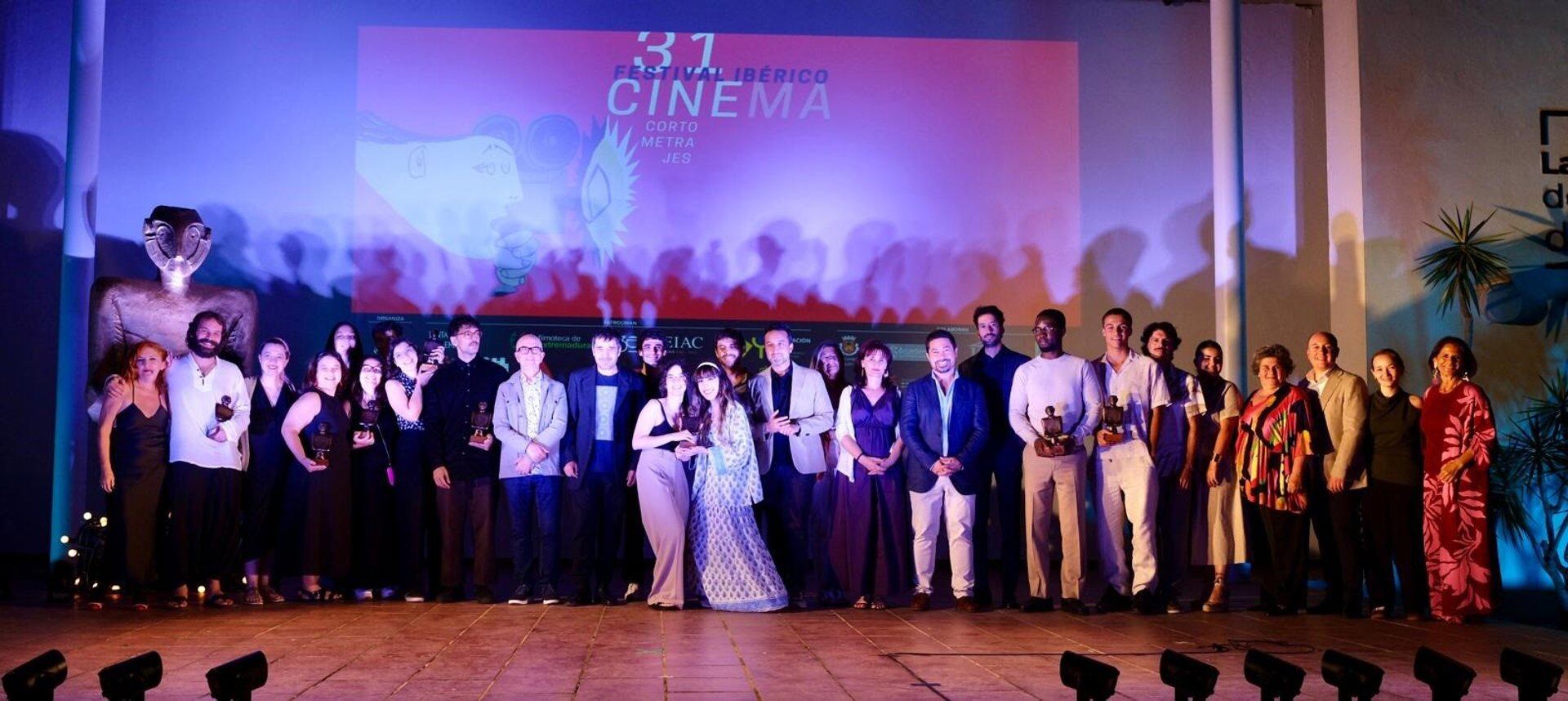 12/07/2025 Gala de clausura del XXXI Festival Ibérico de Cine, celebrada en la terraza del Teatro López de Ayala de Badajoz.
La producción portuguesa 'Porta-te bem', dirigida por Joana Alves, se ha consagrado como la ganadora del Premio Onofre al Mejor Cortometraje y el Premio Alejandro Pachón a la Mejor Música Original en la gala de clausura del XXXI Festival Ibérico de Cine, celebrada en la terraza del Teatro López de Ayala de Badajoz en la noche de este pasado viernes.

CULTURA ESPAÑA EUROPA EXTREMADURA
FESTIVAL IBÉRICO DE CINE
