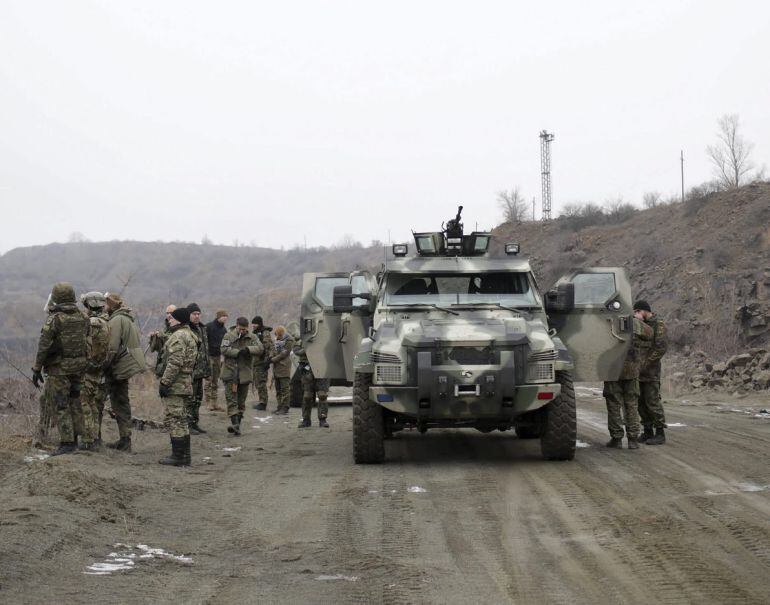 KIV07 DONETSK (UCRANIA), 27/01/2015.- Miembros del batallón de voluntarios &quot;Azov&quot;, que participa en la defensa de la ciudad junto a las fuerzas de Kiev, durante un entrenamiento militar en Donetsk, Ucrania, hoy, 27 de enero de 2015. La Rada Suprema (Parla