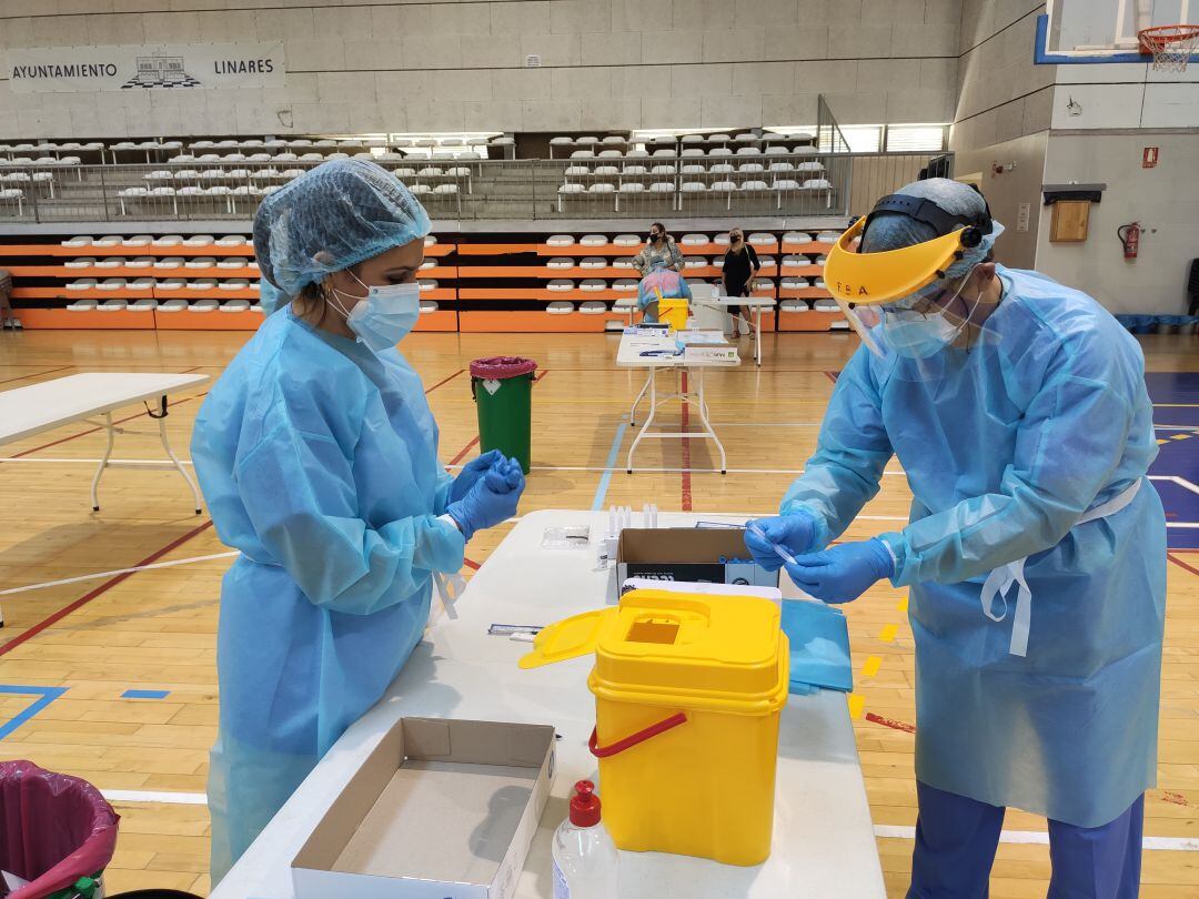 Profesionales sanitarios en el cribado poblacional realizado en Linares (archivo).