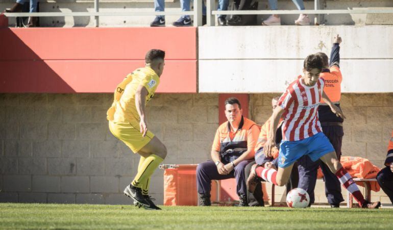 Alberto Gázquez ante un contrario.