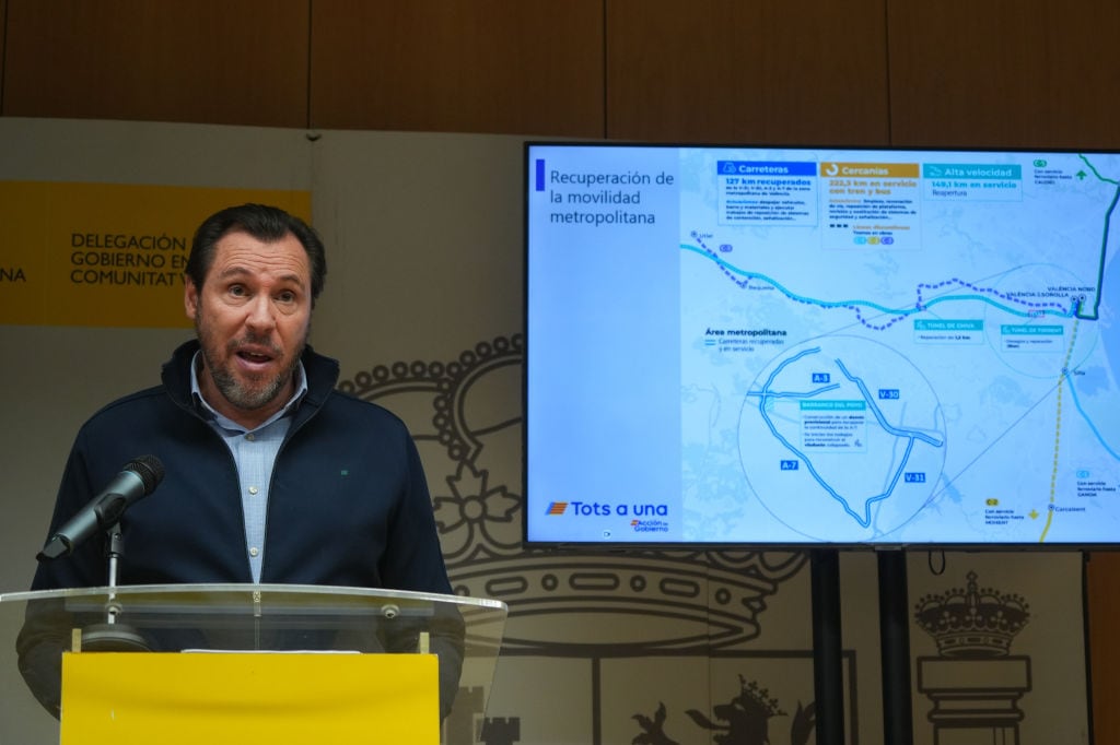 El ministro de Transportes y Movilidad Sostenible, Óscar Puente, en una rueda de prensa desde la Delegación del Gobierno en Valencia.