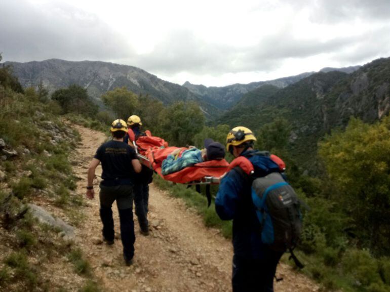 Hasta 6 bomberos tuvieron que intervenir en el traslado del senderista herido