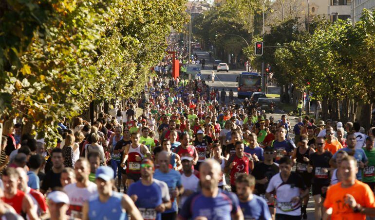 Varios corredores a su paso por las calles de San Sebastián. 