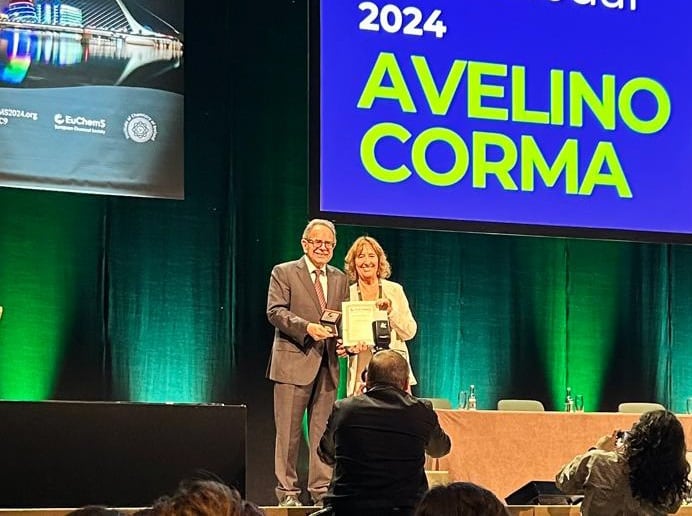 Momento de la entrega de la Medalla de Oro a Avelino Corma. Créditos: ITQ.