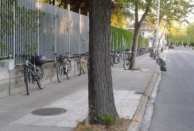 Bicicletas aparcadas frente al recinto del Azkena Rock Festival