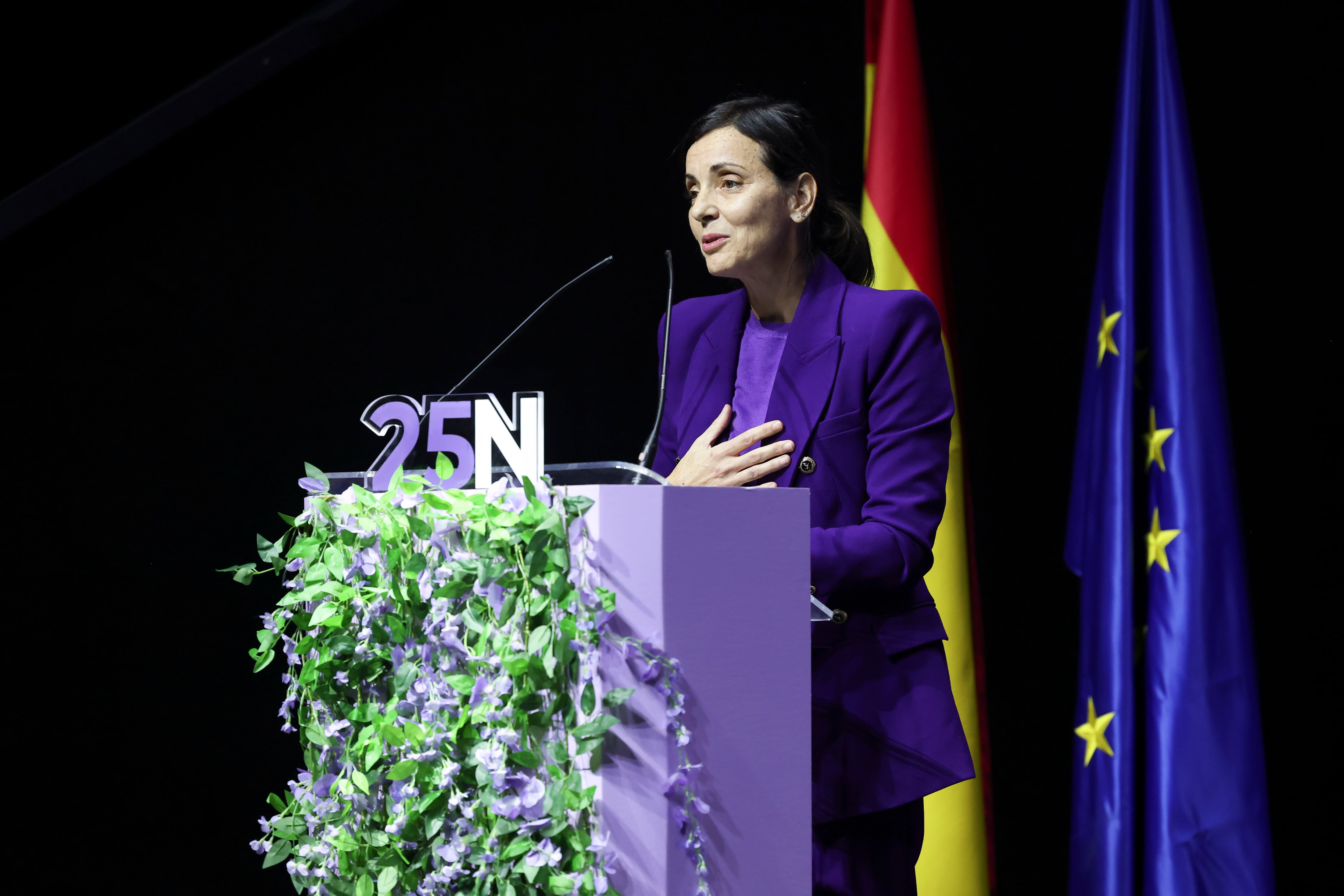 MADRID, 21/11/2023.- La economista Nevenka Fernández pronuncia un discurso tras recibir el premio a la Resiliencia durante el acto institucional con motivo de la XX entrega de los reconocimientos y menciones especiales del Día Internacional para la Eliminación de la Violencia contra las Mujeres, este martes en Madrid. EFE/ Kiko Huesca
