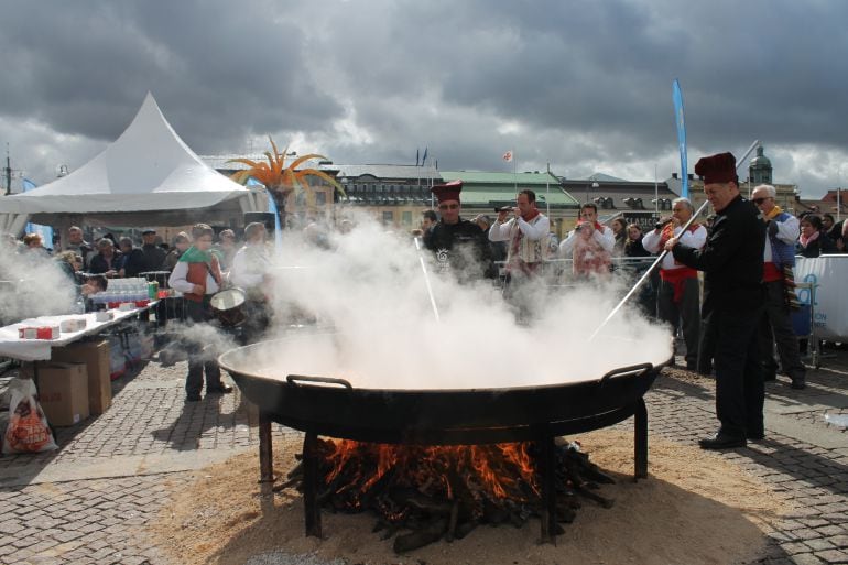 Moncho Riquelme cocina una paella gigante en Gotemburgo (Suecia)