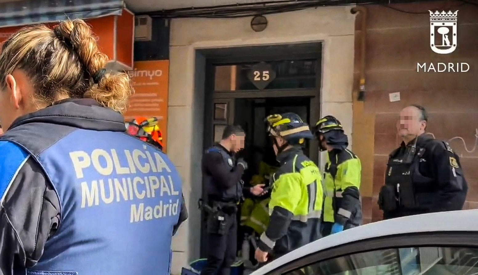 Un hombre de 77 años ha fallecido este jueves al caer al foso de un ascensor en obras desde una altura de tres plantas en un edificio del barrio madrileño de Entrevías mientras intentaba tirar por el mismo a su mujer, que ha resultado herida de gravedad y ha sido trasladada al hospital.