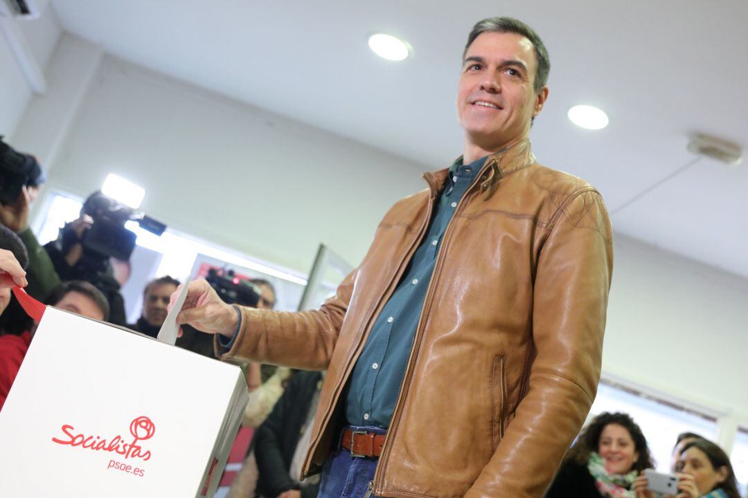 El presidente del Gobierno en funciones, Pedro Sánchez, votando en la consulta a la militancia del PSOE sobre el acuerdo de Gobierno de coalición con Unidas Podemos.