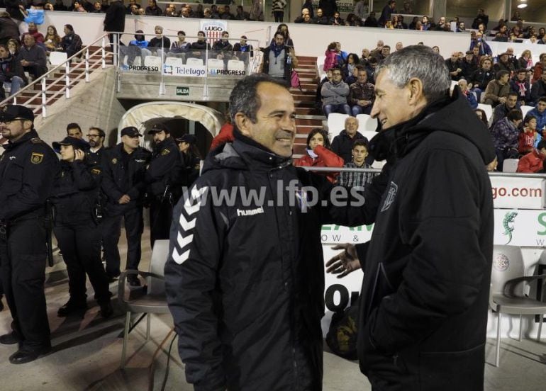 Los entrenadores del Lugo y del Tenerife se saludan antes del encuentro