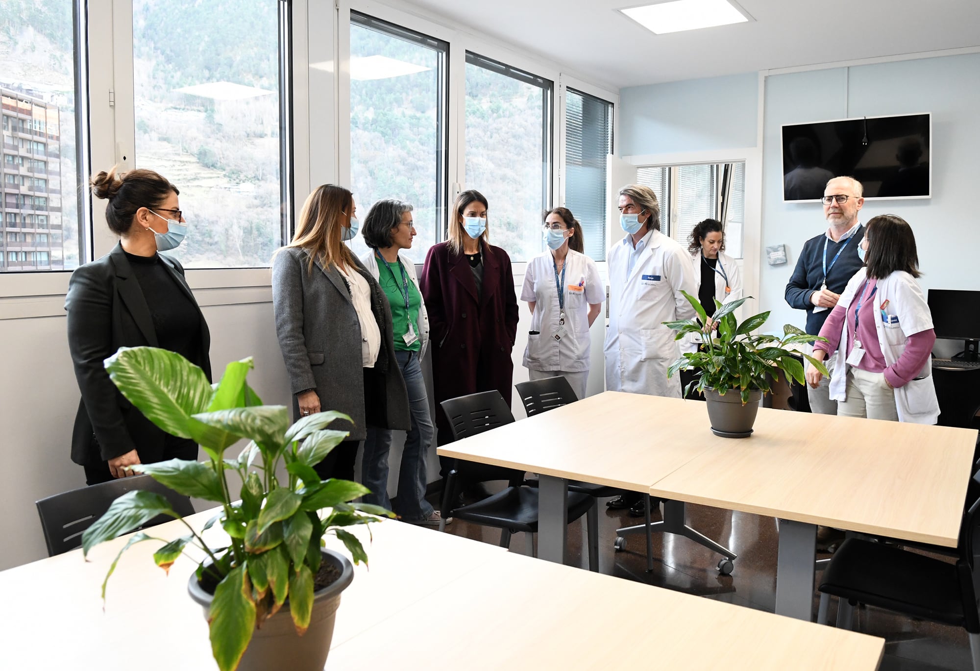 L&#039;encara cap de l&#039;àrea de salut mental del SAAS, el doctor Carlos Mur, mostra a la ministra de Salut, Helena Mas, les noves instal·lacions de l&#039;àrea infantojuvenil