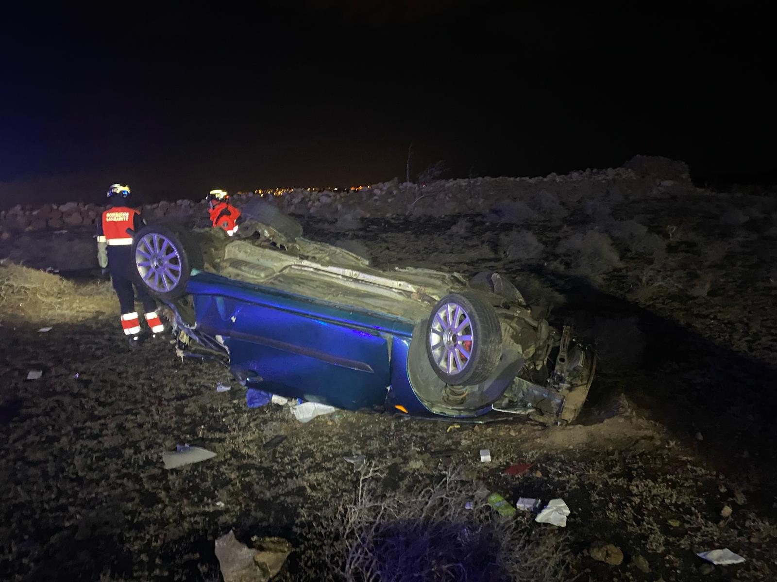 Coche volcado fuera de la carretera LZ-2, en el término municipal de Tías, en Lanzarote.