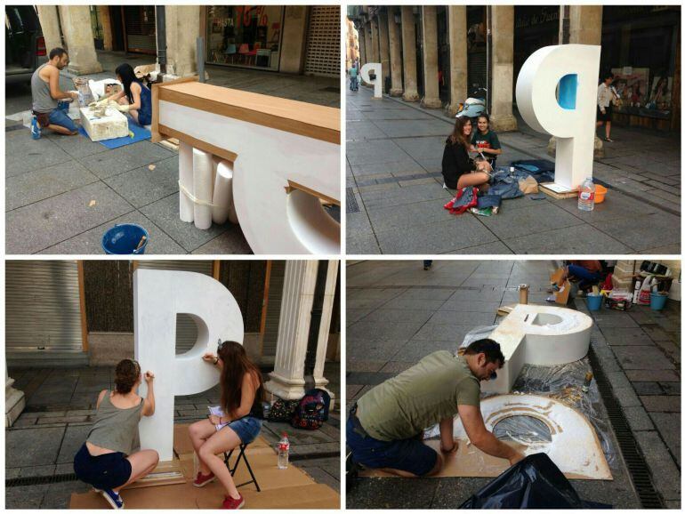 Varios artistas trabajando en sus obras con forma de &quot;P&quot;