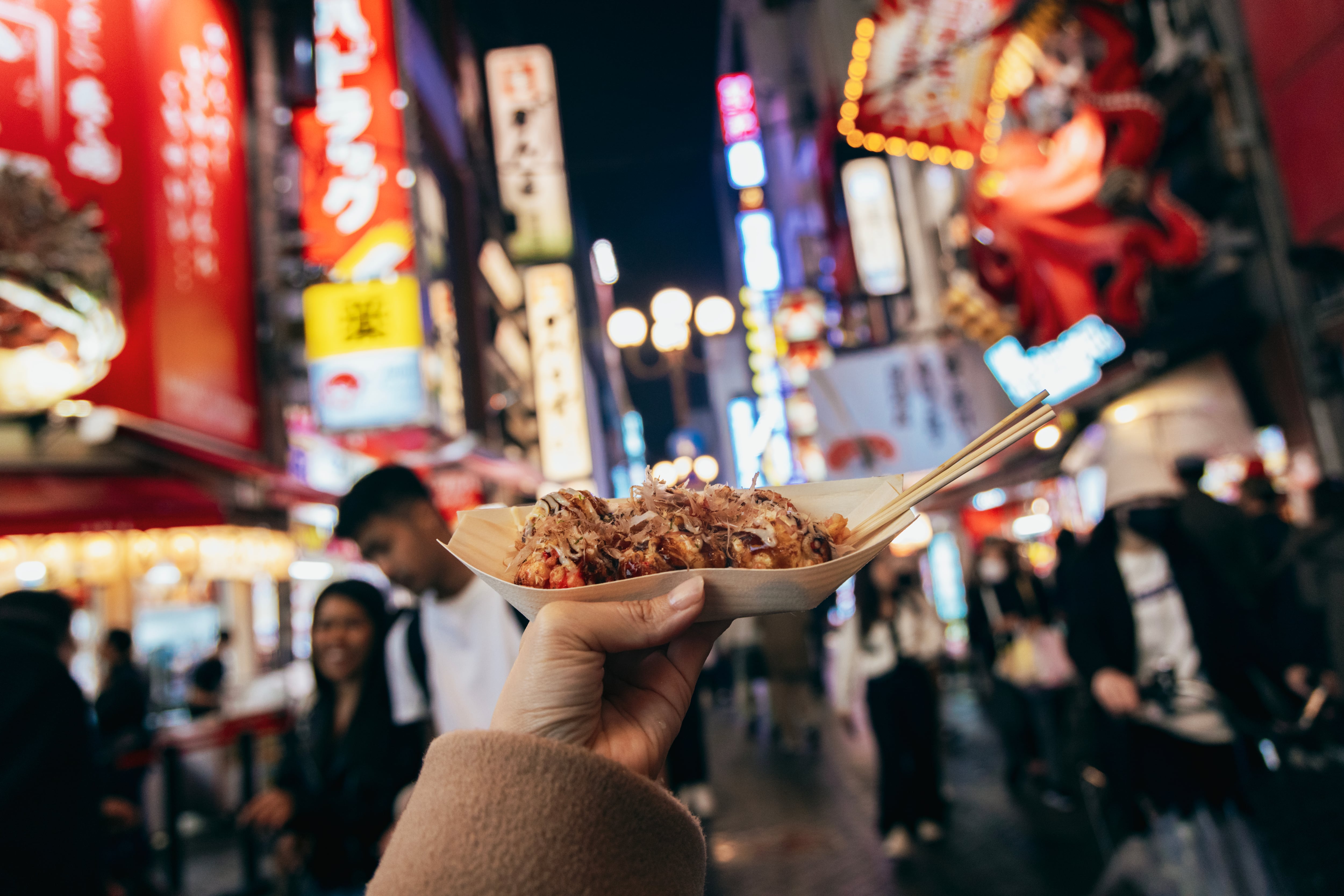 Comida callejera en Dotonbori (Osaka, Japón).